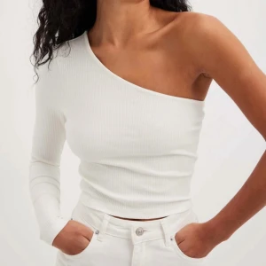 Vit ribbad oneshoulder topp - Vit offshoulder topp från NAKD i storlek XS, aldrig använd. 