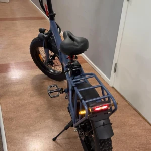 Hopfällbär Elcykel VBX2 - Säljer min elcykel som är i mycket gott skick. Cykeln är snabb, smidigt och gör varje tur enkel, oavsett om du pendlar till jobbet , handlar eller bara vill njuta av en tur i friska luften. Den går i 40 km i timmen och batteriet håller 90-100 km beroende på växel och hur snabbt man kör, den väger runt 30kg och har med sig blinker och tuta. PRIS KAN DISKUTERAS.