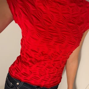 Röd topp - Söt röd topp i en perfekt röd färg, ger en fin look! Perfekt till julafton också!!!😍