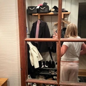 Ljusrosa mjukisbyxor med snörning - Säljer ett par ljusrosa mjukisbyxor med bred resår och snörning i midjan. Byxorna har två stora fickor framtill och ett loose, rakt snitt som ger en chill vibe. Perfekta för att hänga hemma eller dra till gymmet. Supermjukt material och skön passform.