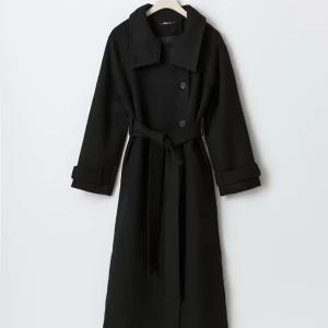 Belted wool blend coat - Svart belted wool blend coat. Helt slutsåld på Gina!! Nypris 1100kr men säljer för 1000kr. Pris kan diskuteras. Prislapp och kartong kvar. 