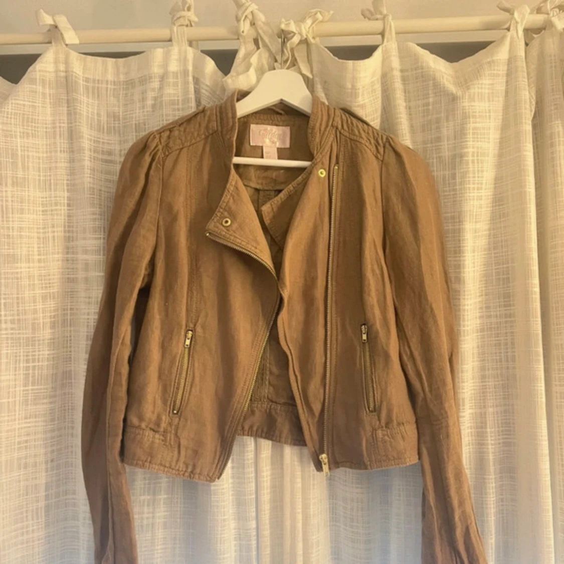 Brun jacka med dragkedja