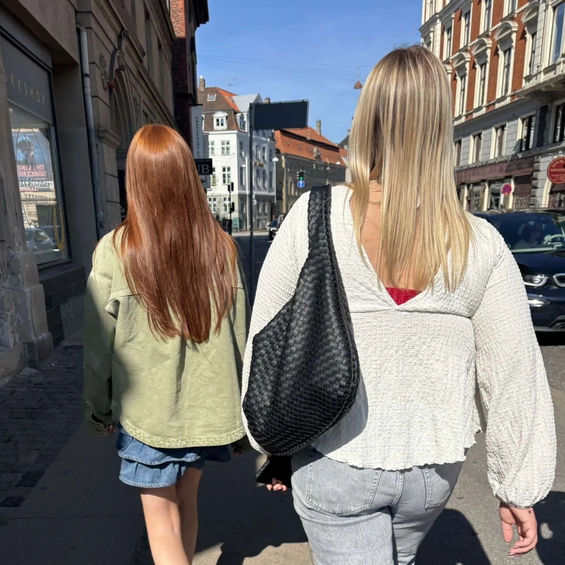 Vit omlottopp med knyt och v-ringning - 2