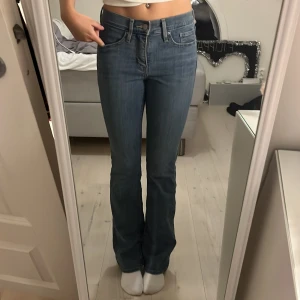 Levis jeans 315 shaping bootcut - Jätte fina jeans från Levis som inte kommer till användning längre, i superbra skicka endast använda fåtal gånger! I modellen 315 shaping bootcut, midja 25 längd 32