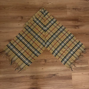 Rutig beige halsduk från Burberry - En riktigt klassisk Burberry kashmir halsduk som är otroligt snygg. Perfekt nu till de kallare tiderna. Den är i otroligt bra skick och finns knappt nått tecken på användning|fraktar samma dag eller nästa efter köp| ENDAST INSTABOX & POSTNORD‼️