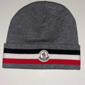 Moncler mössa - Helt ny 