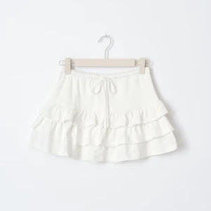 Gina Tricot volang kjol - Gina Tricot Mini frill skirt - Skick: fint skick, liten fläck där bak som täcks av övre volangen - Storlek: XXS, passar XS - Nypris: 299kr