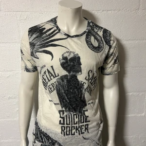 T-shirt Metal saints storlek L. Svarta små nitar på, - Helt ny T-shirt Metal saints. Storlek L. Svarta små nitar på.