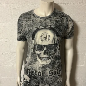 T-shirt fr Metal saints storlek S - Tuff och skön T-shirt från Metal saints. Storlek S. Små svarta nitar på. Helt ny,