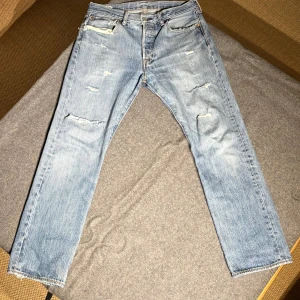 Levi's 501  - Tja säljer ett par skit snygga Levi’s 501. Med naturliga slitningar efter många användningar så får du ett par otroligt snygga jeans!!! Tveka inte att höra av dig!!!