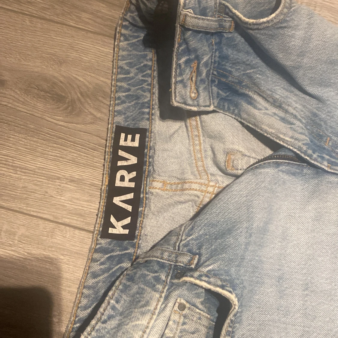 Ljusa jeans från Karve med rå kant - 3