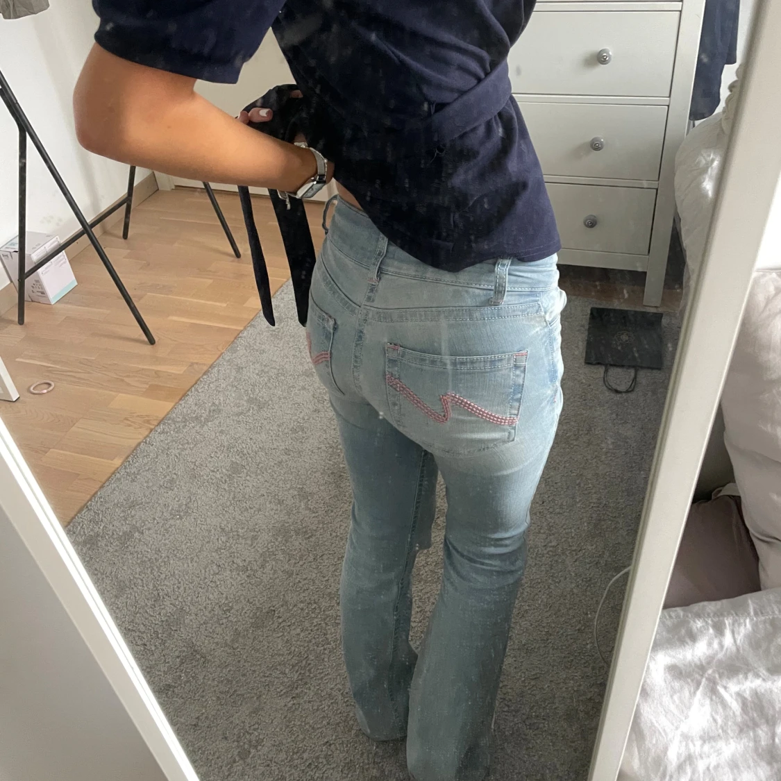 Bootcut ljusblå jeans med broderi - 2