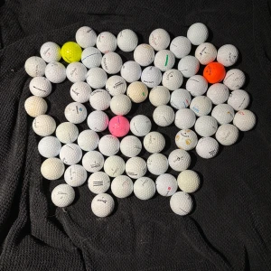 Begagnade golfbollar, blandade märken - Stort parti begagnade golfbollar i olika färger och märken, bl.a. Titleist, Callaway och Srixon. Vissa bollar har synligt slitage och missfärgningar, men de flesta är i spelbart skick. Perfekt för träning eller nybörjare. Säljes i befintligt skick.