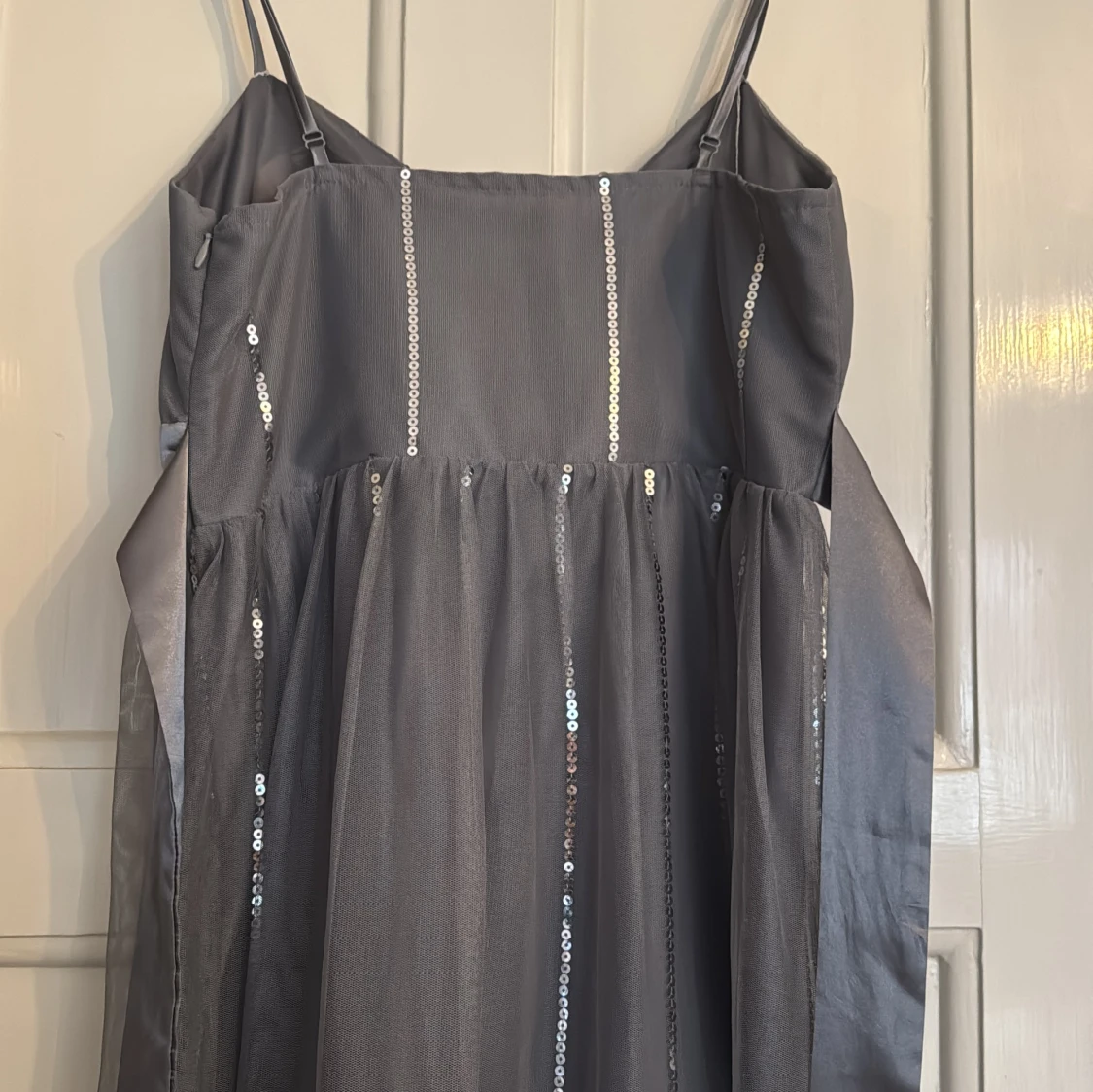 Grå paljettklänning från ONLY - 1