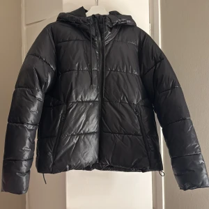 Svart pufferjacka från H&M  - Svart glansig vinterjacka från H&M, bra skick men kommer inte till användning längre 🥰