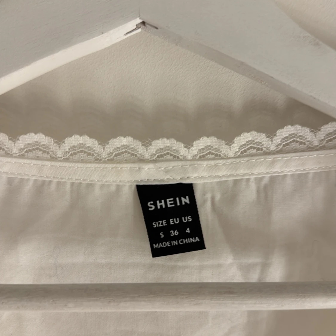 Vit blus med spets  - 3