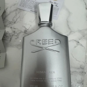 Creed Himalaya Eau de Parfum - Creed Himalaya Eau de Parfum, 100 ml. Tillverkad i Paris, Frankrike. Ingredienser: alkohol, parfym, vatten, limonen, linalool, citronellol, geraniol, hydroxycitronellal, citral, eugenol, kumarin. Snygg och lyxig flaska som sticker ut i samlingen.