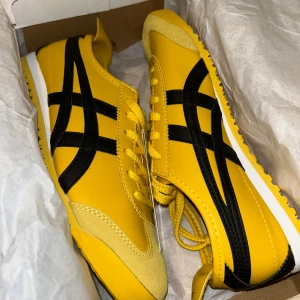 HELT NYA * Onitsuka Tiger Mexico 66 Gul Yellow Kill Bill 39 38 - Säljer dessa as snygga gula skorna som är typ trendiga i pinterest och tiktok 🥰‼️~ i storlek 39 men passar dig i 38 eller 37 till och med ;D , skriv jättegärna och buda på jag svarar jättesnabbt!!! Först till kvarn! 😎;)