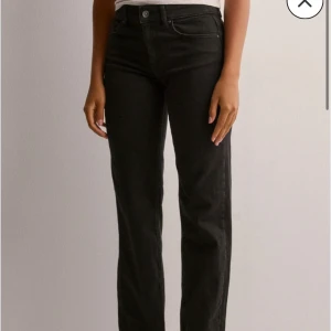 Svarta straight jeans från ONLY XS - Svarta jeans från ONLY i modellen ONLBLUSH MID STRAIGHT DNM. Fick hem dessa idag och de va för korta!!! Orkar inte skicka tillbaka🫣💕💕💕Säljer billigare en ordinarie!!!