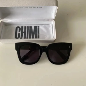 Svarta solglasögon från Chimi - Snygga chimis 08! Nypris 1400kr🤩 Dom har använts flitigt men inga skador eller så!