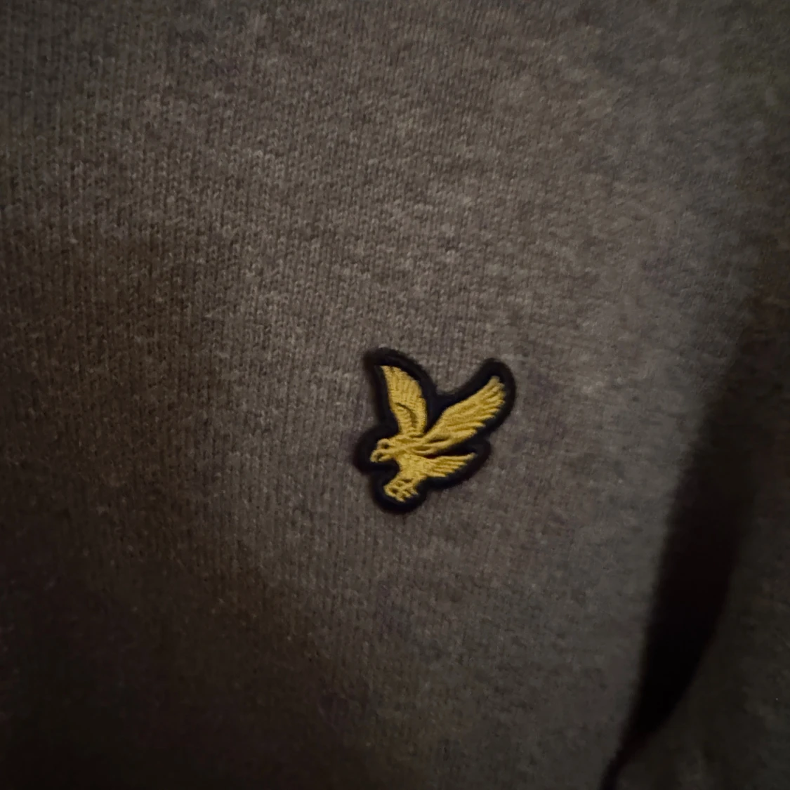 Grå v-ringad tröja från Lyle & Scott - 3