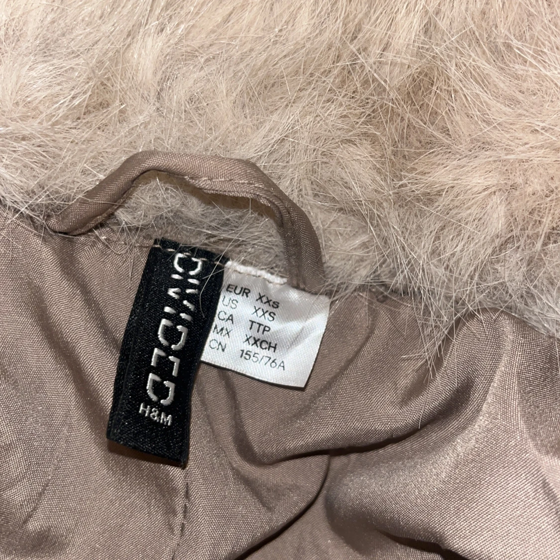 Beige kappa med fuskpäls från H&M  - 2