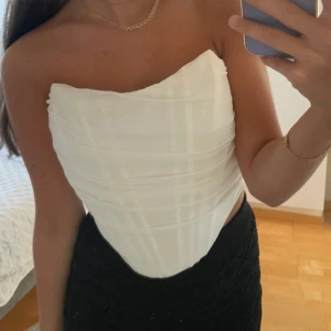 Vit korsett - Dragkedja på baksidan. Storlek xs. Mycket fint skick.