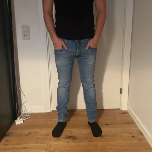 Blå replay anbass - Säljer ett par blå replay anbass. Jag säljer dessa eftersom jag växt ur dom och de kommer inte längre till användning. Jeansen är sparsamt använda och i mycket gott skick! Hör av dig om du har några frågor eller funderingar😃