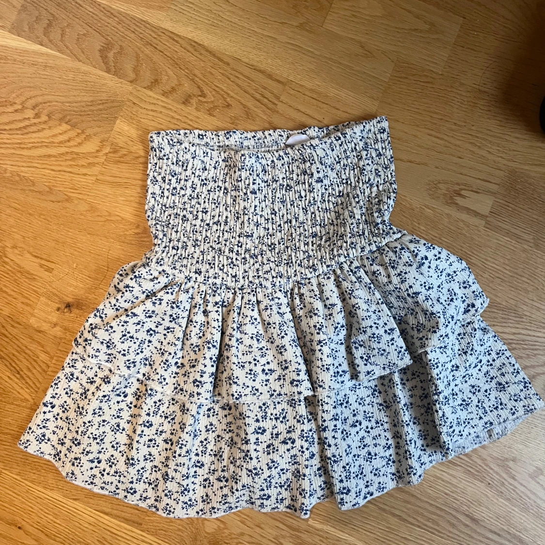 Blommig volangkjol från Zara med shorts i - 1