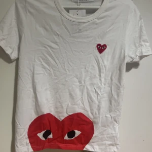 CDG T-shirt  - Säljer en CDG T-shirt. Ingen fast pris i huvudet så ni får buda. Tröjan är as snygg och är perfekt för både sommaren och vintern som en lager. 