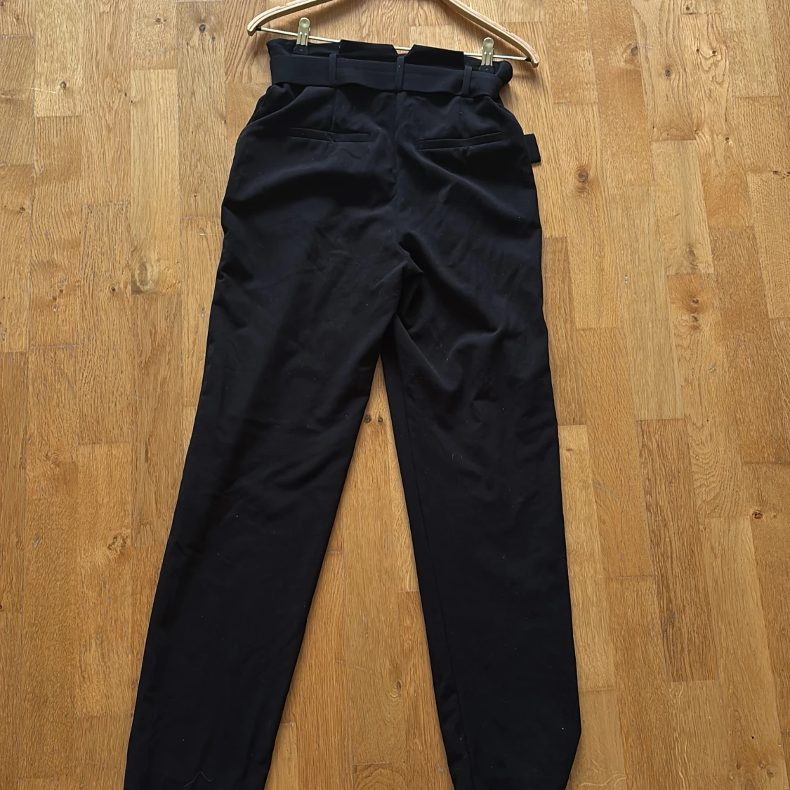 Svarta kostymbyxor med bälte - 1