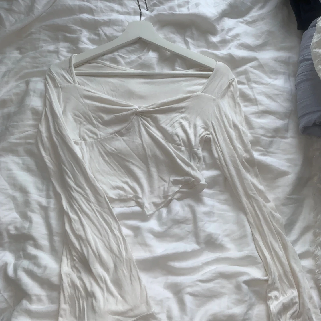 Vit croppad topp från SHEIN  - 2