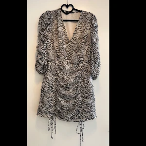 Klänning - Jag säljer denna trekvartsärmad klänning i leopardprint🌸