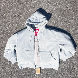 Grå jacka Supreme x The North Face - Säljer en grå jacka från Supreme x The North Face med stilen som en hoodie. Helt nytt skick PRISET GÅR ATT DISKUTERAS! Bara och höra av sig