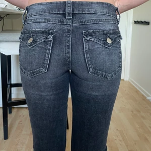Gina Tricot Young Jeans - Snygga mörkgrå jeans från Gina Tricot Young. Lågmidjade, bootcut modell med cool design på bakfickorna. Knappt använda, i väldigt bra skick! Skriv om ni har frågor!!🩶