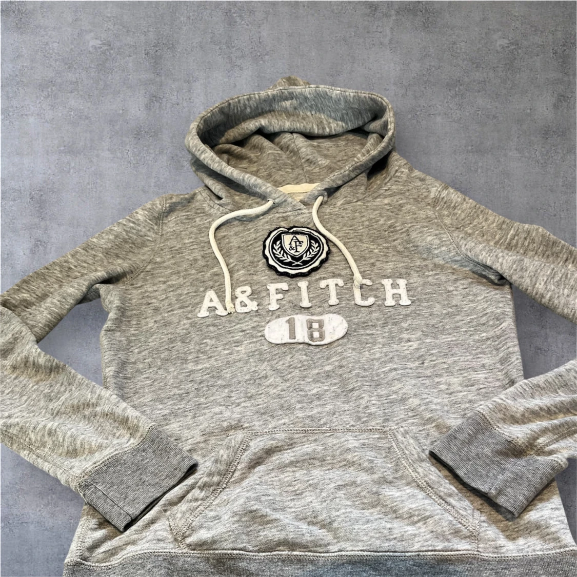 Grå hoodie från Abercrombie & Fitch - 1