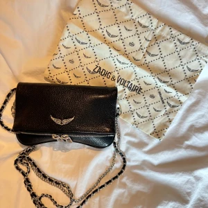 Svart axelväska Zadig & Voltaire skinn - Svart axelväska från Zadig & Voltaire i äkta skinn med silverfärgade detaljer och kedjerem. Perfekt storlek för det viktigaste.