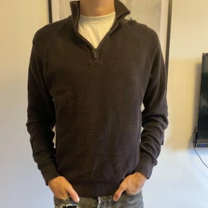 Half zip tröja från Dressmann - En mörkbrun half zip tröja från Dressmann|| Storlek M|| Mycket bra skick|| Hör av er vid minsta fundering!!