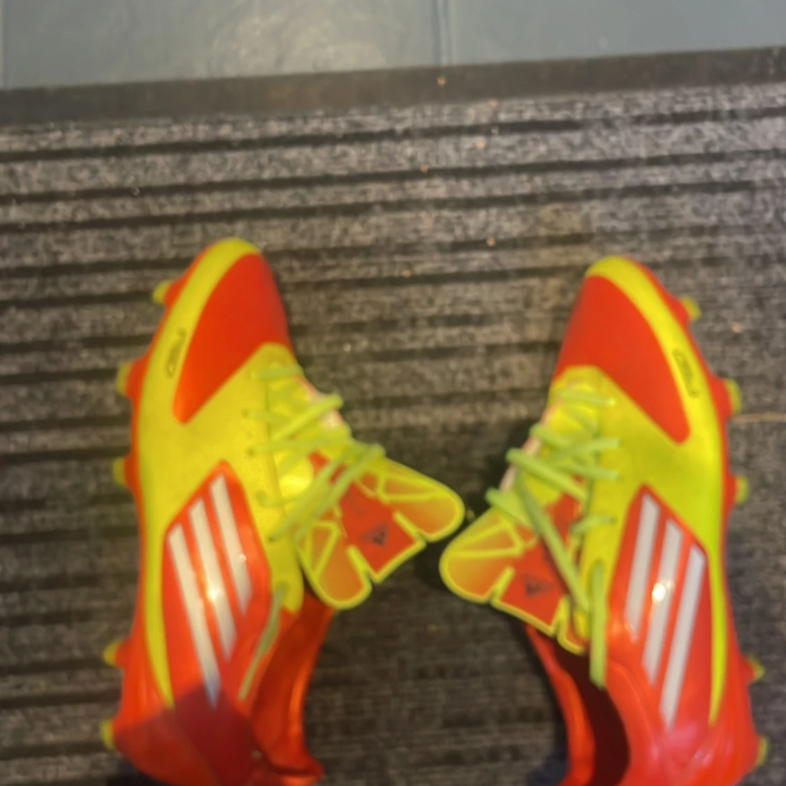 Adidas fotbollsskor i neon och rött - 2