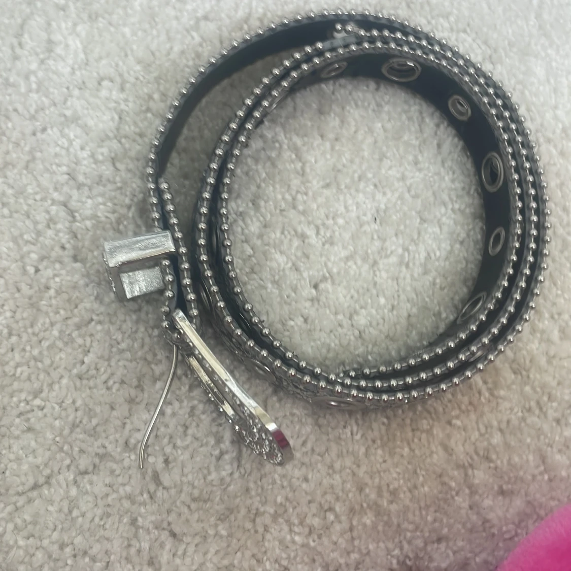 Glittrigt silverbälte med nitar - 1