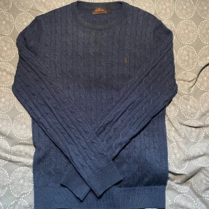 Morris kabelstickad 100% Merinoull - Kabelstickad blå tröja från Morris i 100% merinoull i storlek S. Varsamt använd och därmed i ett väldigt bra skick. Nypris: 1699kr. Mitt pris: 499kr
