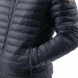 Mörkblå Colmar pufferjacka - Snygg mörkblå pufferjacka från Colmar med quiltad design och rund logotyp på ärmen. Jackan har dragkedja framtill och två sidofickor. Perfekt för dig som vill ha en stilren och varm jacka med cool streetkänsla.