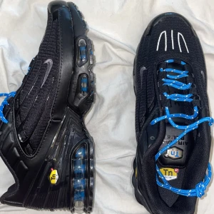 Nike Air Max Plus Tn svart/blå sneakers - ”Nike Air Max Plus Tn sneakers” i svart med blå detaljer och blå snören, skorna har vita detaljer på tån och Tn-logga på hälen. Ovandelen är i mesh och syntet med ett Nike Swoosh på sidan. Riktigt snygga och mode sneakers. Skriv om ni har några frågor😀‼️