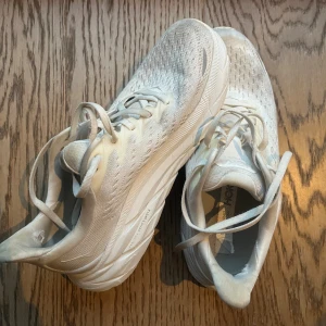 Vita Hoka One One Clifton 8 sneakers - Främst använda inomhus, använda utomhus ett fåtal gånger. Använda men i gott skick. 