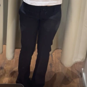 Bikbok lågmidjade flare kostymbyxor  - Används inte! Storlek 32/xs nypris 500kr