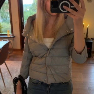 Herno liknande jacka - Snygg grå herno liknande jacka. As snygg nu till hösten!!💞