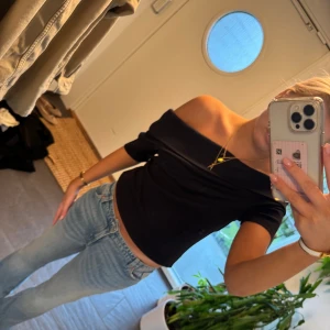 Svart offshoulder topp - Helt Ny med lappen kvar från Aware storlek L men liten i storleken 
