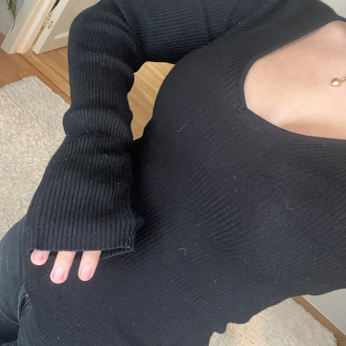 Svart ribbad långärmad tröja - 2