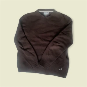 Jacob Cohen Ulltröja  - Säljer en stickad tröja från Jacob Cohën i mycket bra skick.Storlek M men skulle säga att den sitter som en S.Nypris:5500.Pris kan diskuteras.Hör av er vid frågor😁