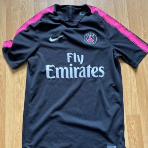 PSG svart fotbollströja Nike - Sällsynt PSG tränings tröja från 2015/16! Tröjan är använd men i bra skick och finns iprincip inte alls att köpa någonstans längre. Priset är ej skrivet i sten hör av er vid frågor!